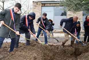 Aux côtés des membres du Conseil municipal de la jeunesse, le maire Jean-Pierre Gorges et Maria Jebli-Chedeville ont planté l’olivier, 1 000e arbre du programme porté par la Ville depuis 2022