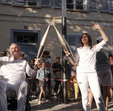 Relais de la Flamme Paralympique pour les JO de Paris 2024 à Chartres