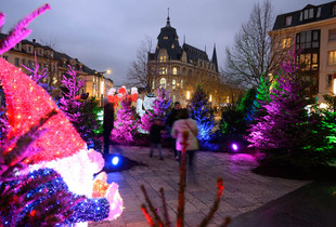 Illuminations de Noël devant la médiathèque de Chartres, sapins et père Noël lumineux