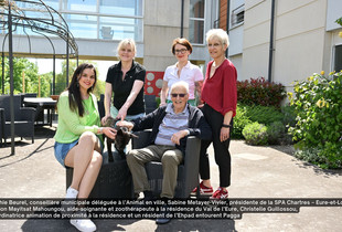 Sophie Beurel, conseillère municipale déléguée à l’Animal en ville, Sabine Metayer- Vivier, présidente de la SPA Chartres – Eure-et-Loir, Marion Mayitsat Mahoungou, aide-soignante et zoothérapeute à la résidence du Val de l’Eure, Christelle Guillossou, coordinatrice animation de proximité à la résidence et un résident de l’Ehpad entourent Pagga