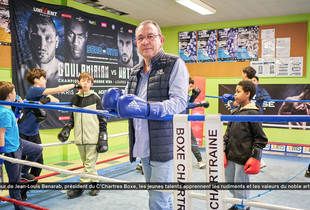 Le président du C'Chartres Boxe entouré de jeunes qui découvrent la boxe sur le ring.