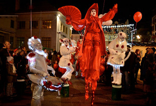 Des personnages rouges et blancs pour la parade de Noël