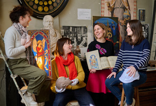 Pierre, Feuille, Ciseaux aux ateliers Lorin Une équipe de choc au service d’un emblème de notre patrimoine. De gauche à droite posant dans les ateliers sur fond de vitraux et esquisses : Élodie Vally, Geneviève Gascuel, Noémie Dohey-Zorzetto et Tiphaine Longuet.