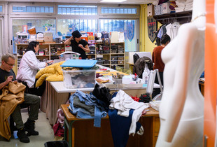 Vue sur un atelier de couture et réparation de vêtements