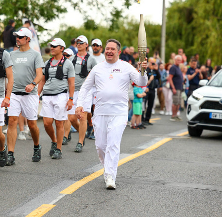 Relais de la Flamme Olympique pour les JO de Paris 2024 à Chartres