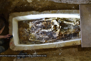 Des archéologues ouvrent un sarcophage dans l'Eglise Saint Martin au Val