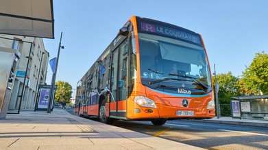 Cliquer pour en savoir plus (www.chartres-metropole.fr) Bus Filibus passant devant le théâtre de Chartres, sur une voie dédiée
