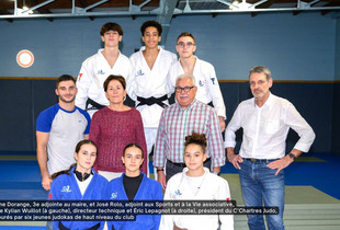 Karine Dorange, 3e adjointe au maire, et José Rolo, adjoint aux Sports et à la Vie associative, entre Kylian Wuillot (à gauche), directeur technique et Éric Lepagnot (à droite), président du C’Chartres Judo, entourés par six jeunes judokas de haut niveau du club