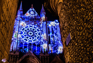 La rose du portail sud de la Cathédrale de Chartres illuminée par Spectaculaires, Les Allumeurs d'images lors de Chartres en lumières