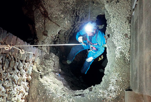 Un agent de la Ville de Chartres en train d'explorer un puits