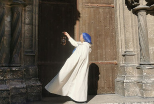 Une conteuse avec une lanterne devant la cathédrale de Chartres