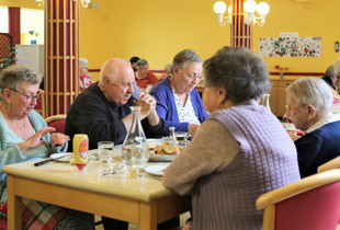 Personnes âgées déjeunant dans une résidence autonomie de Chartres