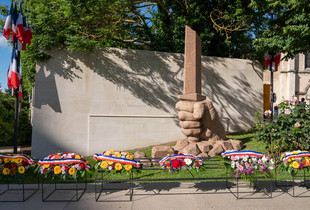 Monument Jean-Moulin pavoisé situé sur l'esplanade de la Résistance