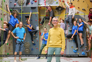 Le président de Chartres Vertical entouré des adhérents du club.
