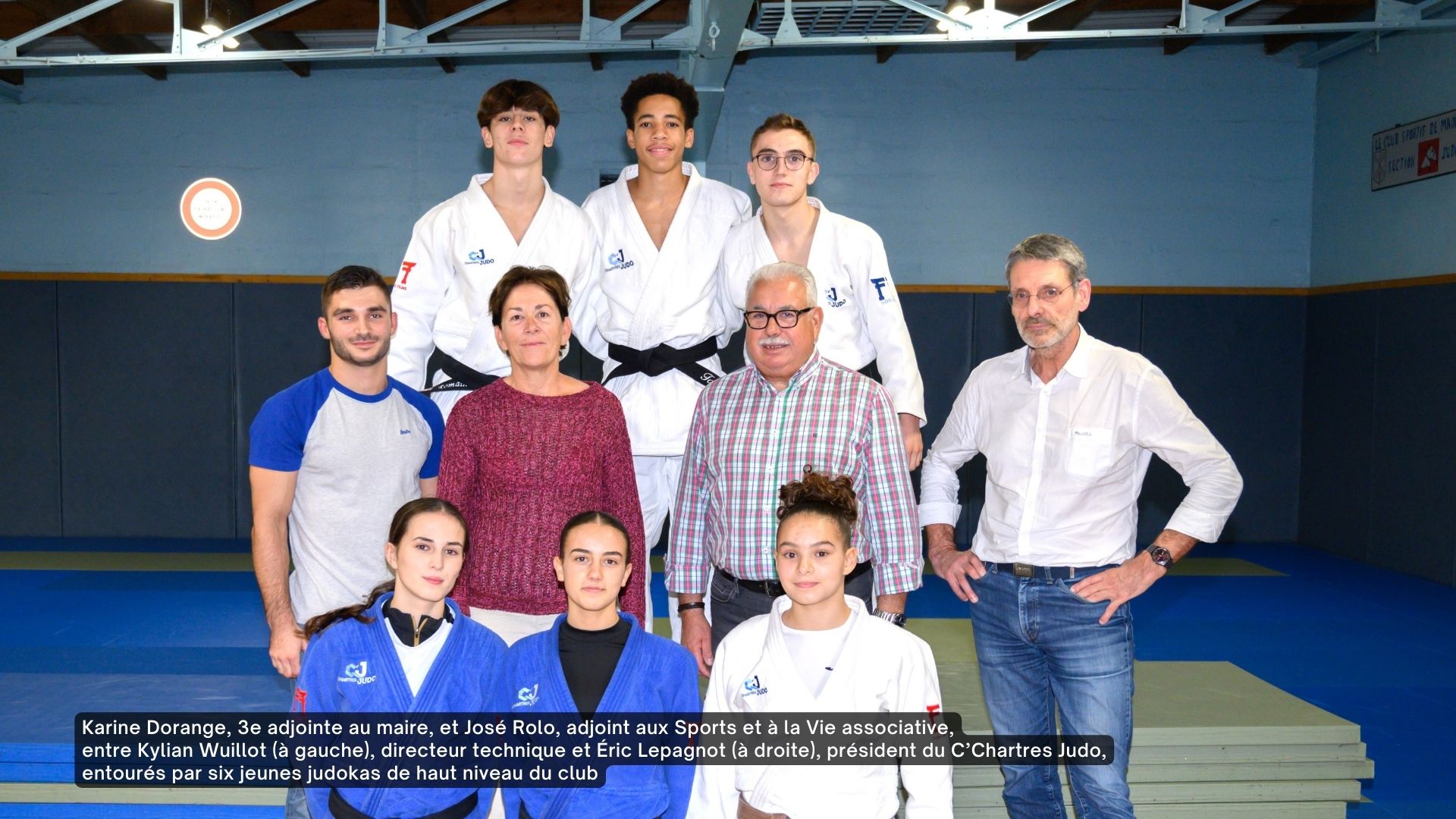 Karine Dorange, 3e adjointe au maire, et José Rolo, adjoint aux Sports et à la Vie associative, entre Kylian Wuillot (à gauche), directeur technique et Éric Lepagnot (à droite), président du C’Chartres Judo, entourés par six jeunes judokas de haut niveau du club