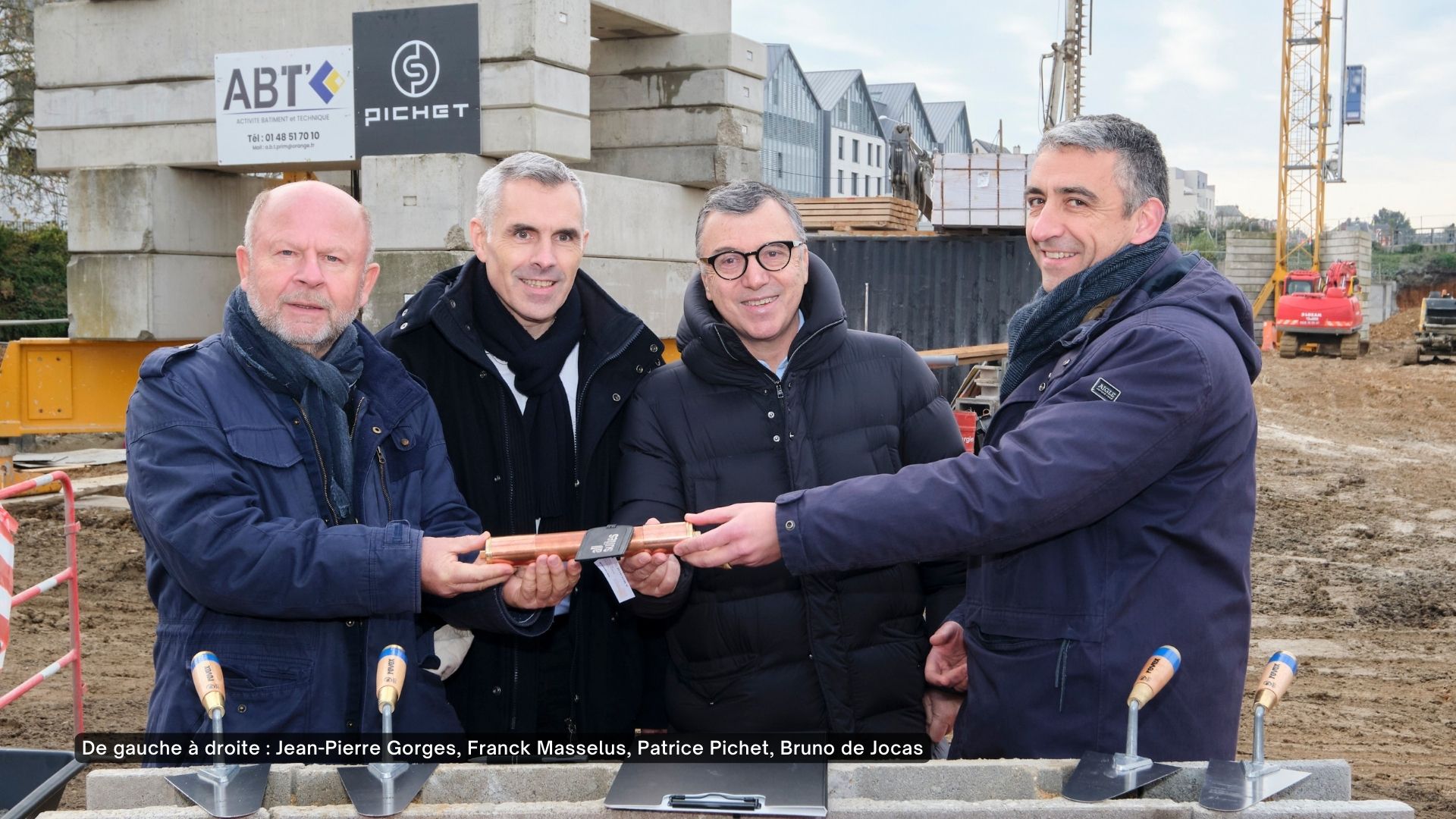 Jean-Pierre Gorges, Franck Masselus, Patrice Pichet et Bruno de Jocas tenant la symbolique première pierre du Parvis des Lumières