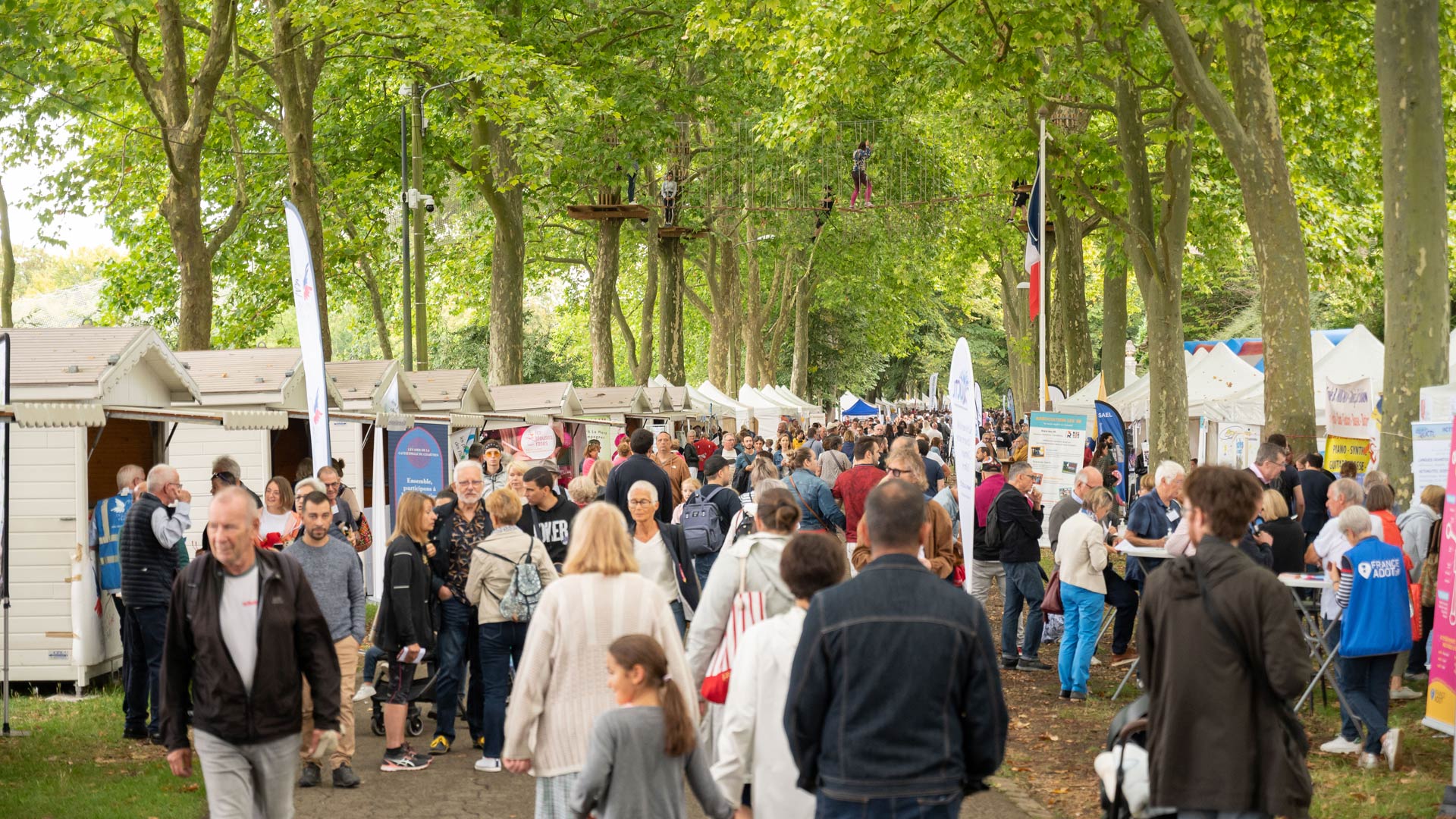 Personnes se déplaçant de stand en stand au Salon des associations de Chartres