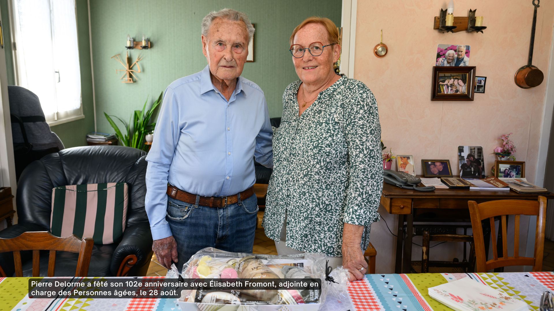 Pierre Delorme fête ses 102 ans accompagné d'Elisabeth Fromont, adjointe chargée des personnes âgées