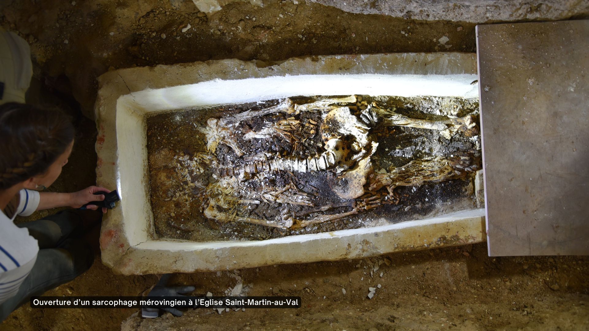 Des archéologues ouvrent un sarcophage dans l'Eglise Saint Martin au Val