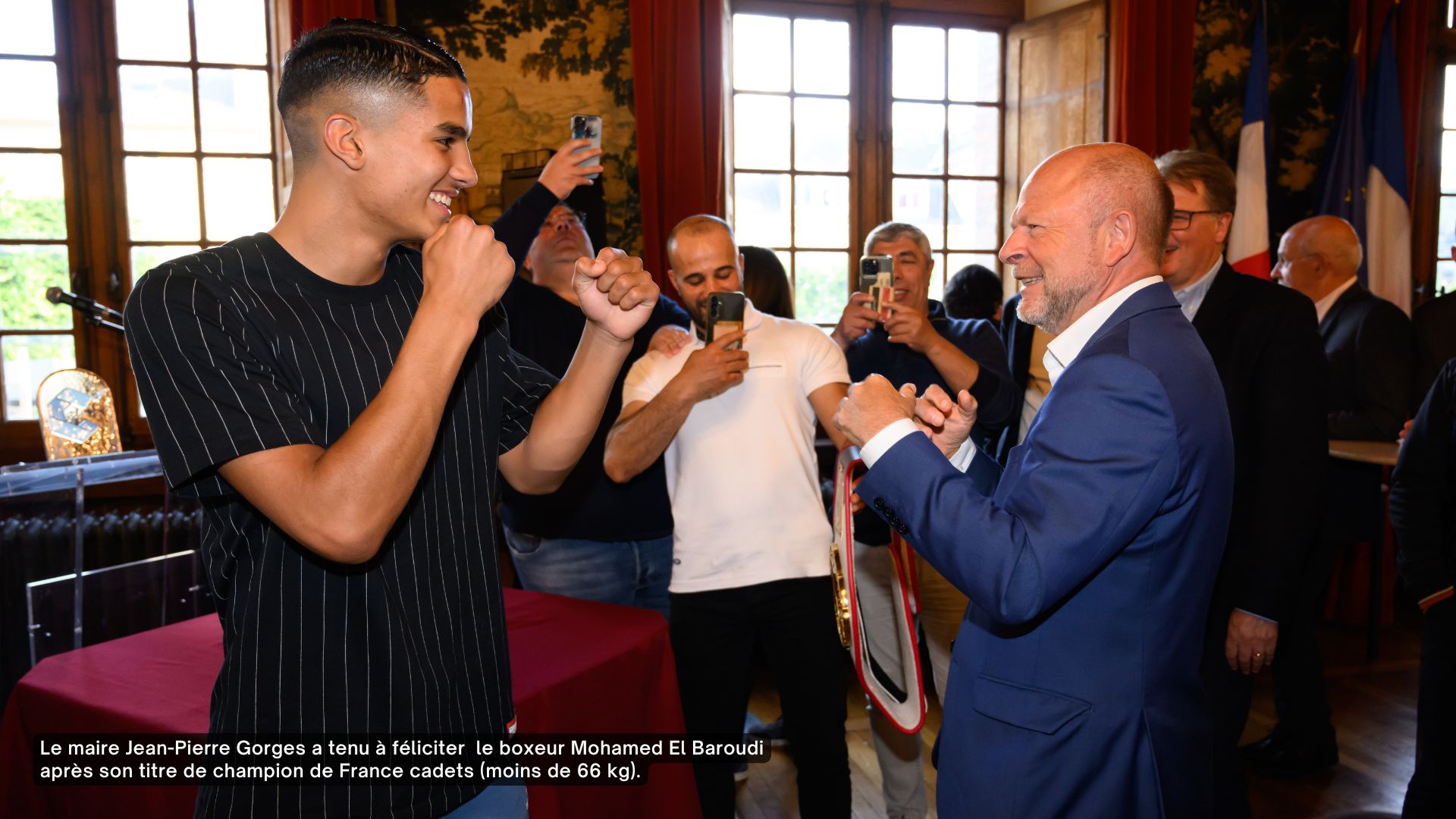 Mohamed El Baroudi, champion de boxe de France cadets (moins de 66 kg) et Jean-Pierre Gorge, maire de Chartres, lors d'une réception