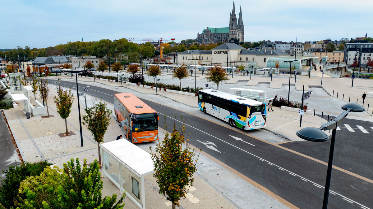 Vue sur le pôle d'échange multimodal de la gare de Chartres, sur les quais des bus