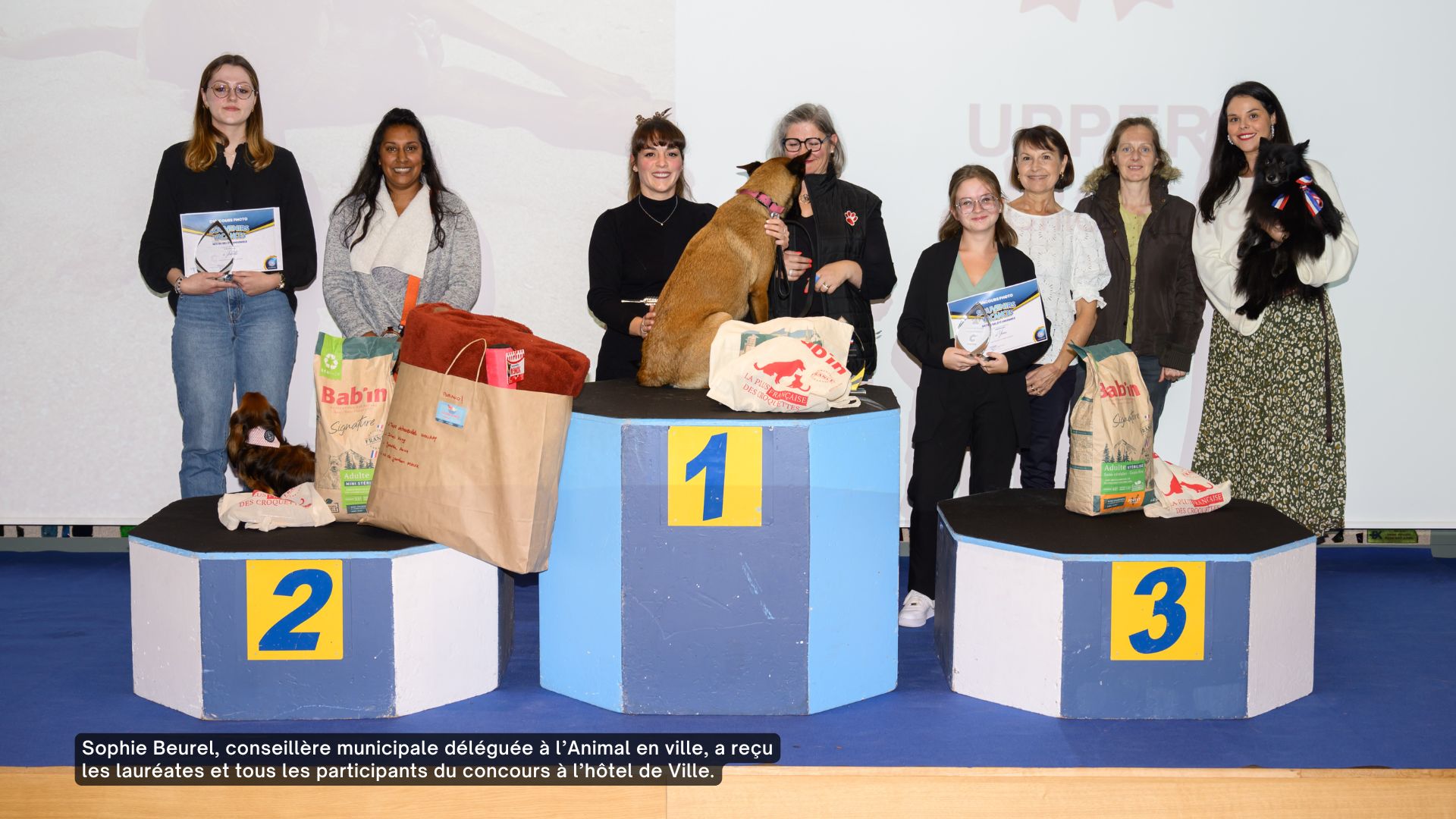 Les gagnants du concours animal en ville, derrière le podium, avec leurs animaux