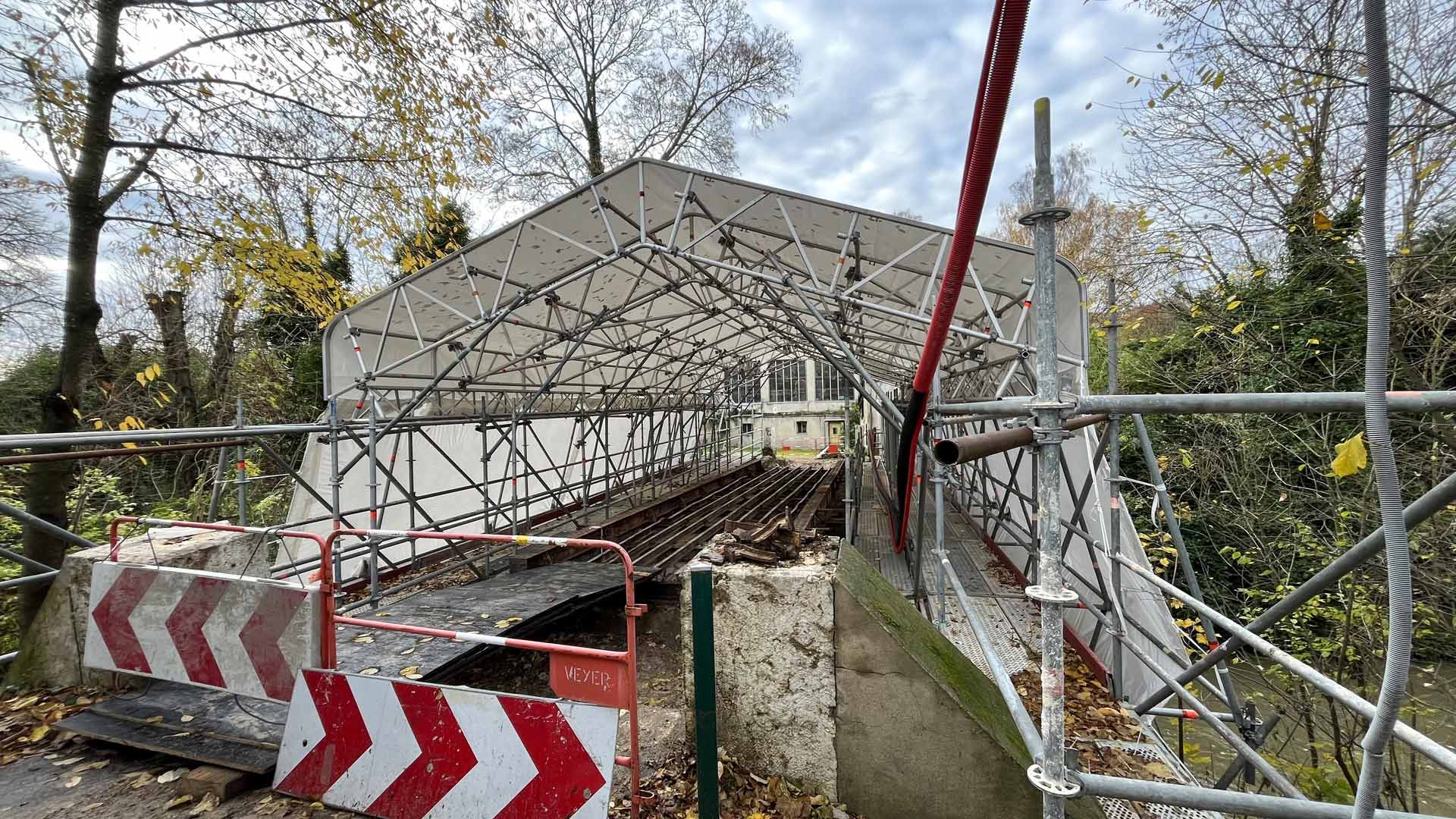 Travaux sur la passerelle menant aux Ateliers Lorin