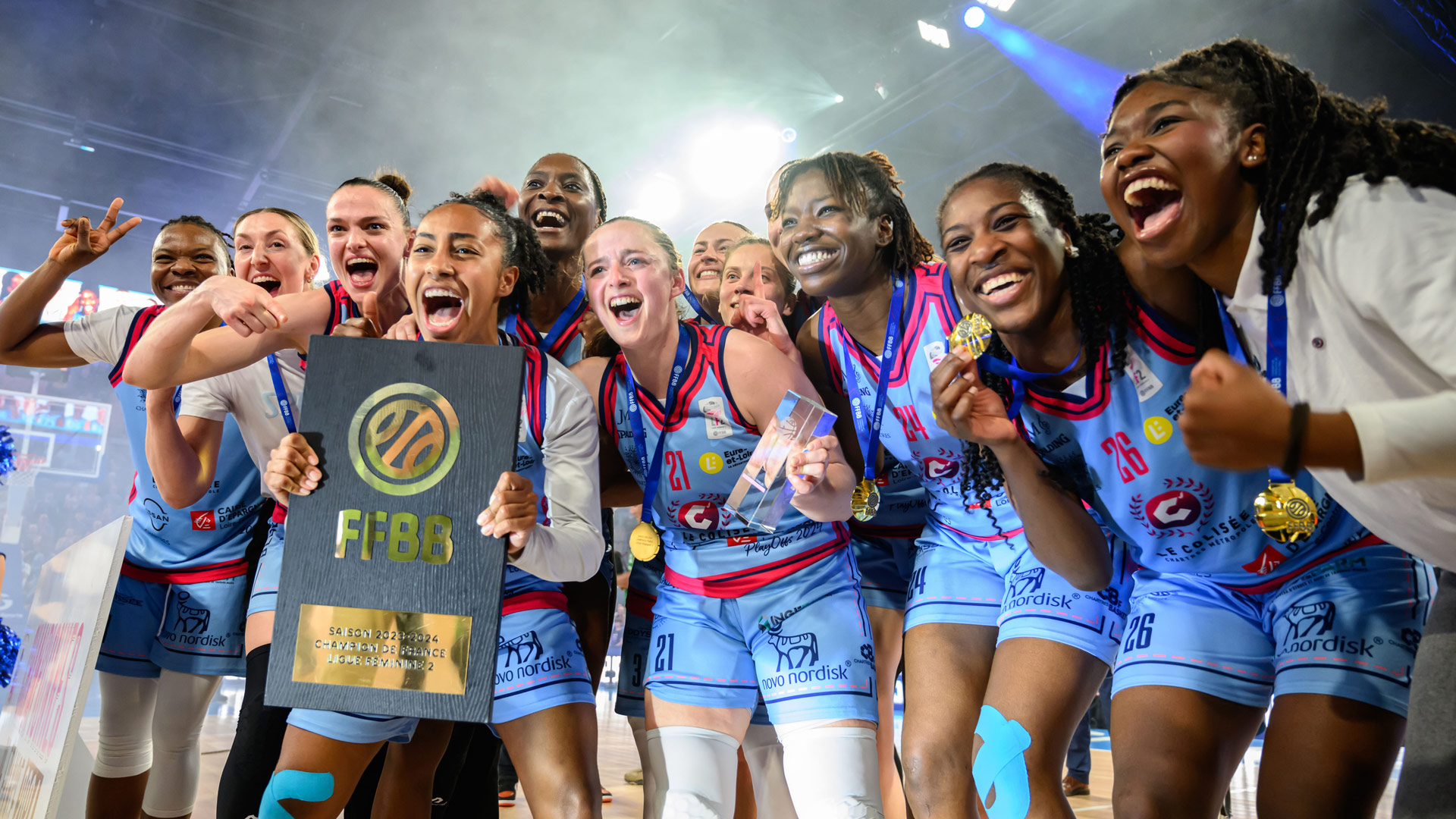 Les « Bluelights » du C'Chartres basket féminin fêtent leur victoire au Colisée