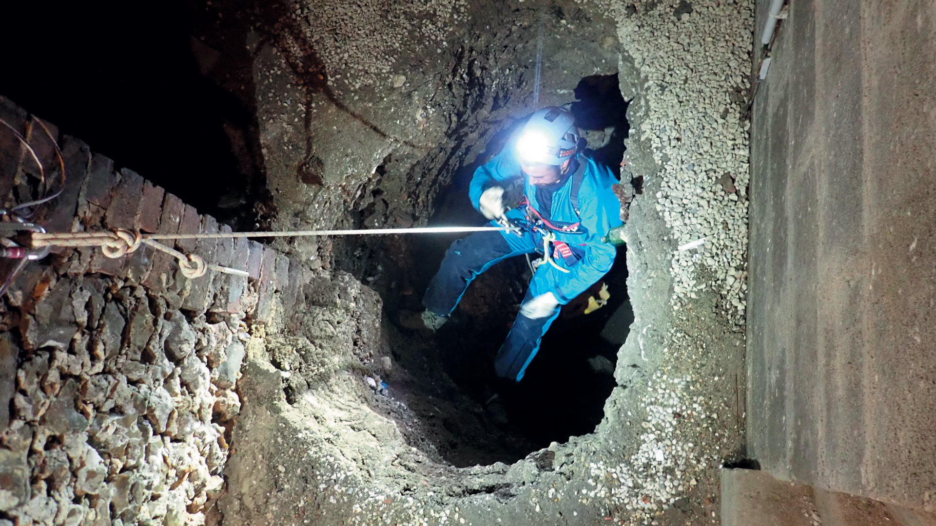 Un agent de la Ville de Chartres en train d'explorer un puits