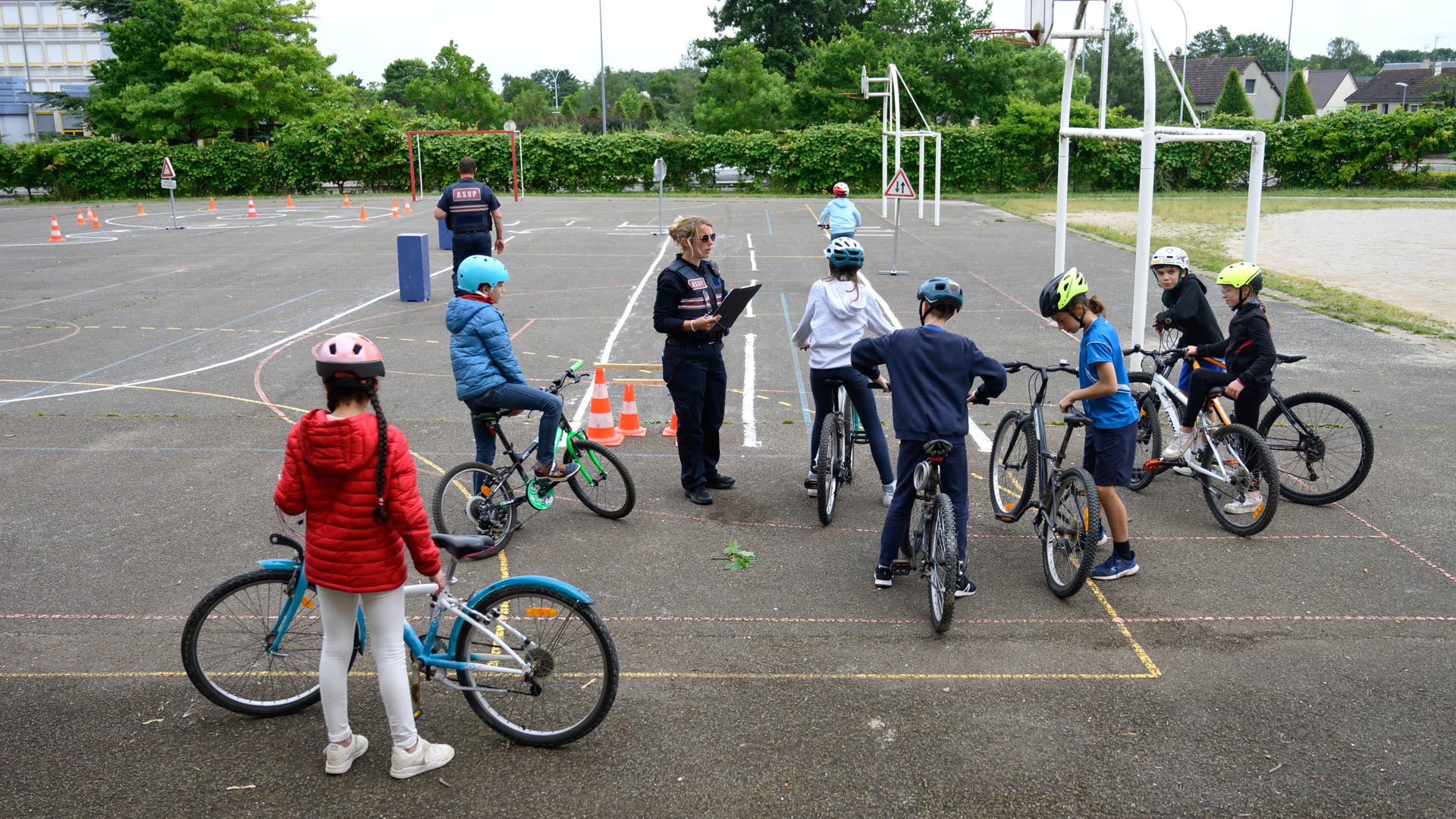 Des écoliers à vélo réalisant un parcours d'obstacle