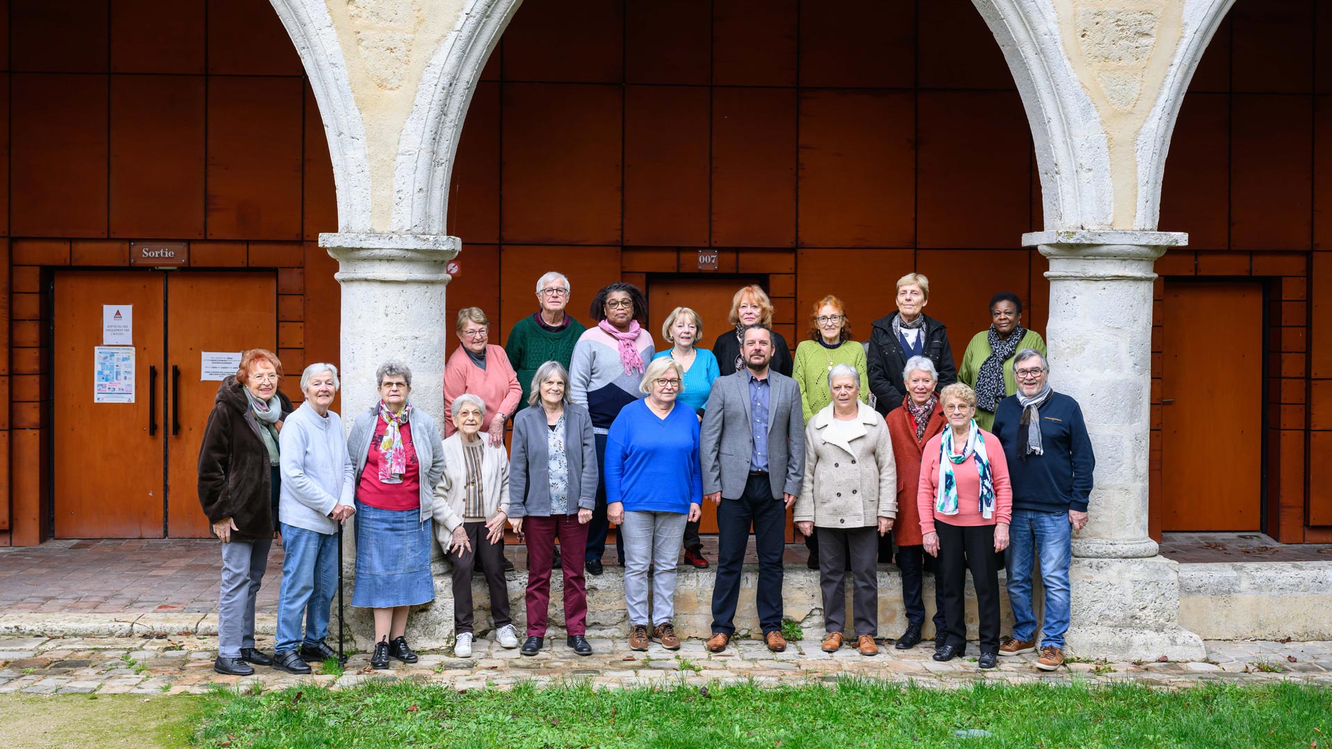 Photo de groupe de la chorale du CCAS, dans la cour du Conservatoire de Chartres