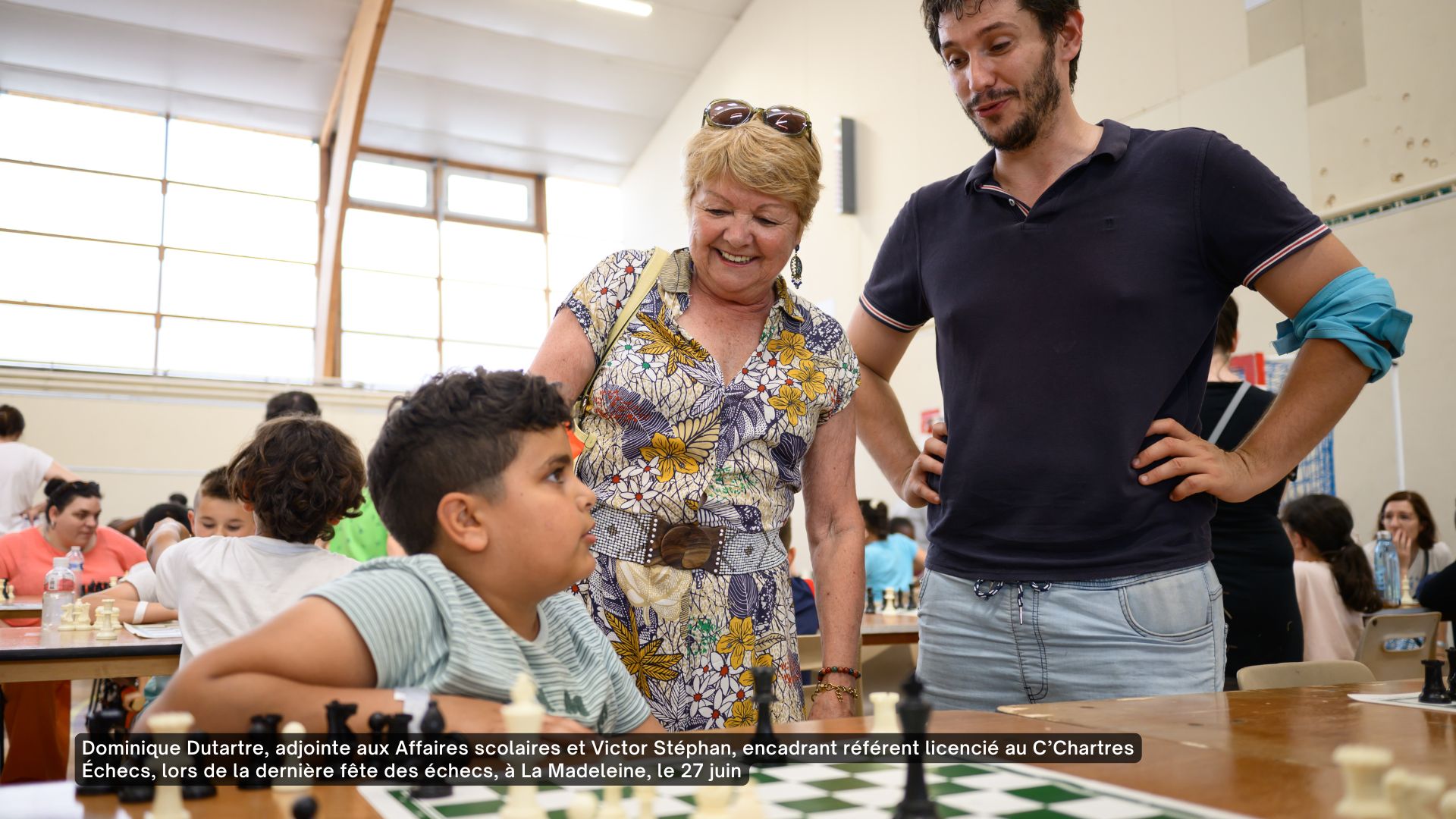 Dominique Dutartre, adjointe aux Affaires scolaires et Victor Stéphan, encadrant référent licencié au C’Chartres Échecs, lors de la dernière fête des échecs, à La Madeleine, le 27 juin