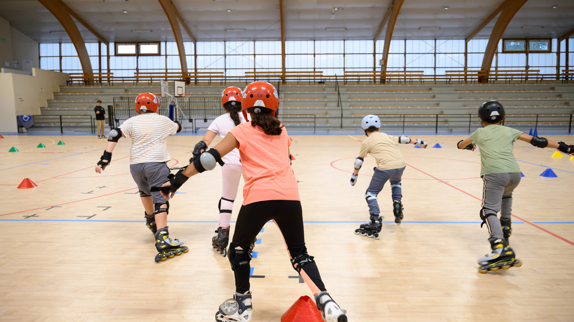 Enfants pratiquant le roller dans un gymnasme