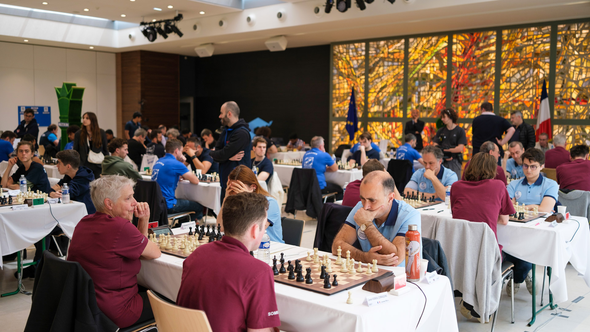 De nombreux joueurs d'Échecs en train de participer au Top 16 d'Échecs à Chartres