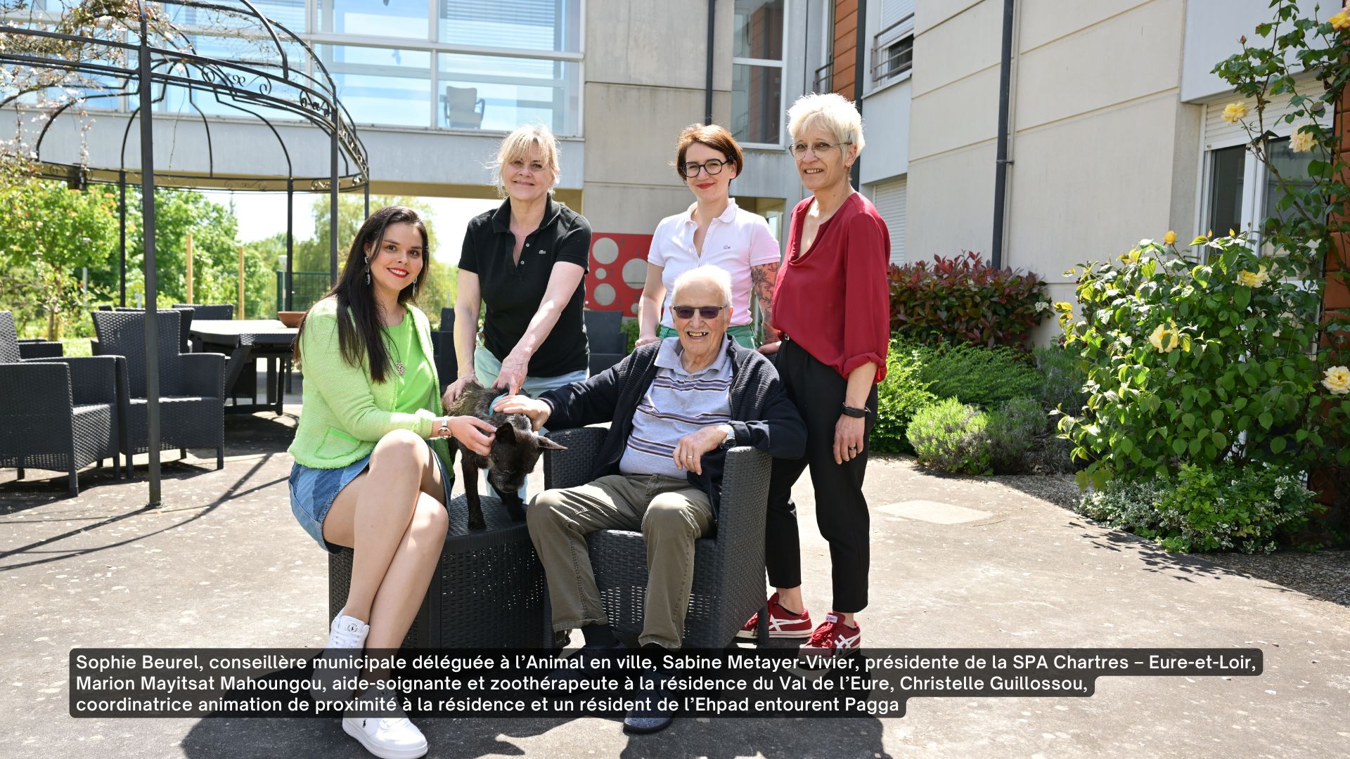 Sophie Beurel, conseillère municipale déléguée à l’Animal en ville, Sabine Metayer- Vivier, présidente de la SPA Chartres – Eure-et-Loir, Marion Mayitsat Mahoungou, aide-soignante et zoothérapeute à la résidence du Val de l’Eure, Christelle Guillossou, coordinatrice animation de proximité à la résidence et un résident de l’Ehpad entourent Pagga