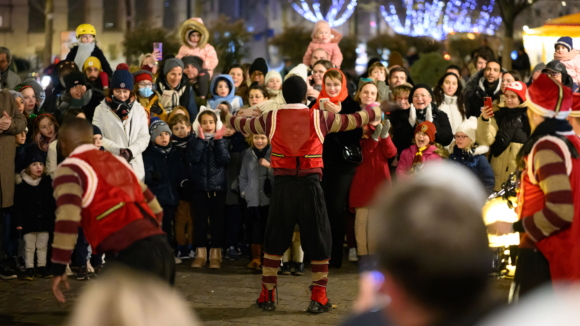 Spectacle de rue et foule à l'occasion de Noël à Chartres 2023