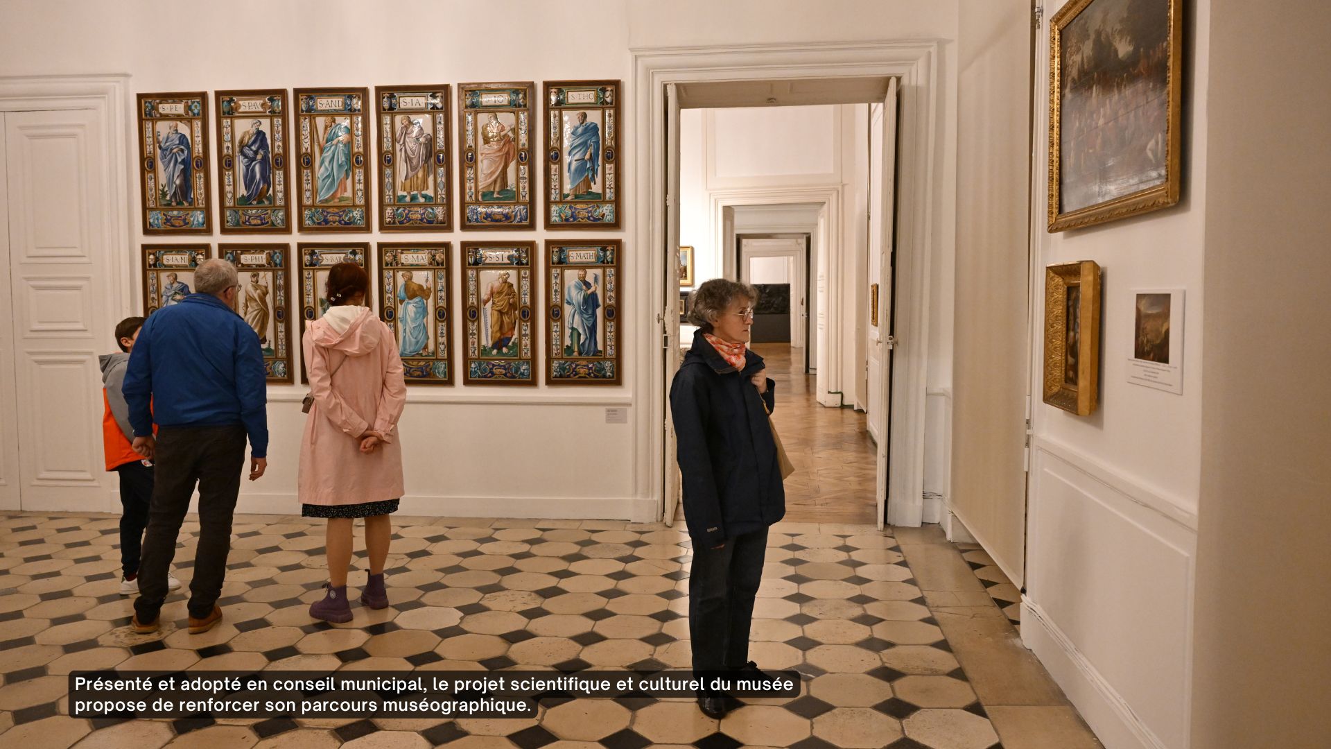 Des hommes et des femmes visitent le musée des Beaux-Arts de Chartres