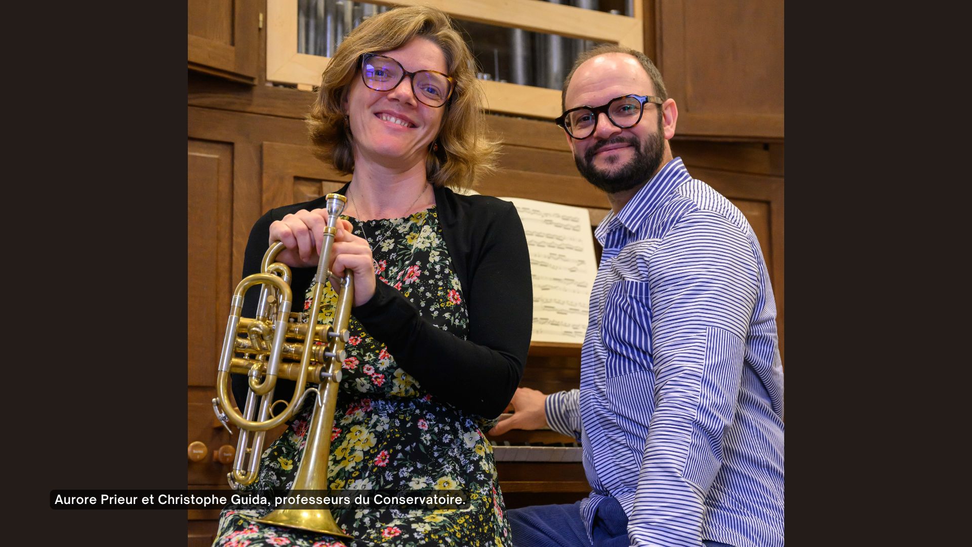 Aurore Prieur avec sa trompette, assise aux côtés de Christophe Guida, près de l'orgue