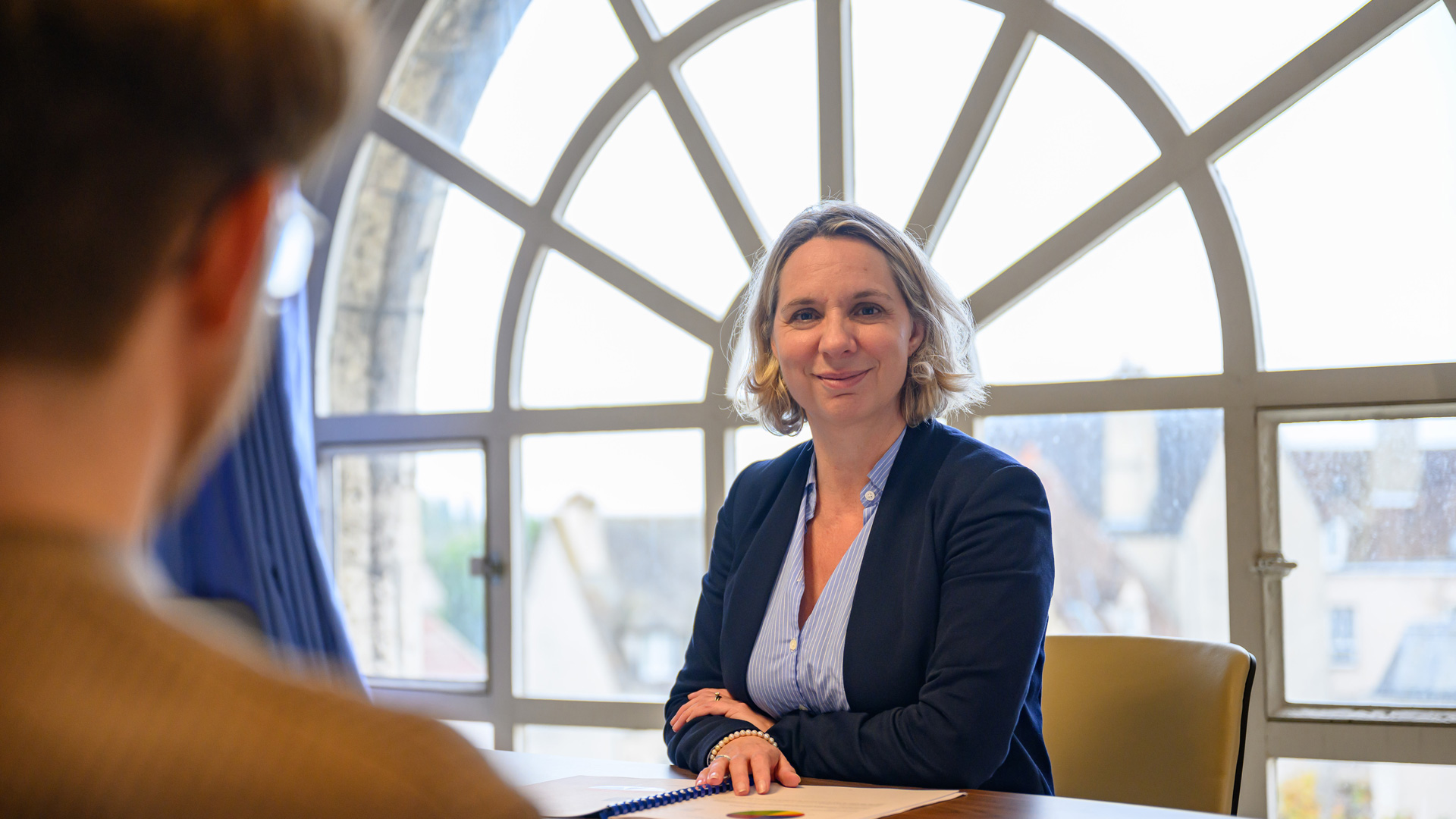 Estelle Jond-Necand, nouvelle présidente du tribunal judiciaire de Chartres, à son bureau