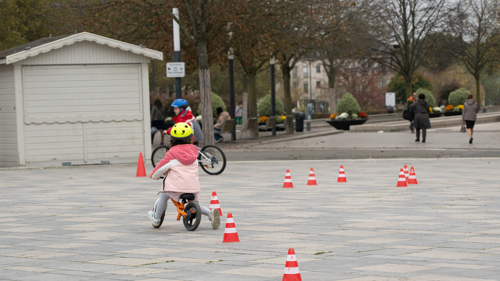 Jeunes cyclistes slalomant entre des plots au village prévention routière