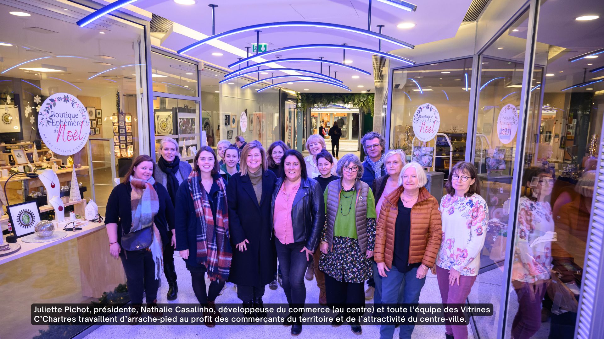 L'équipe des Vitrines C'Chartres pose dans la galerie commerciale