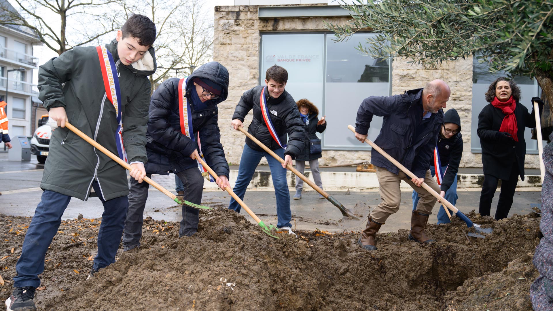 Aux côtés des membres du Conseil municipal de la jeunesse, le maire Jean-Pierre Gorges et Maria Jebli-Chedeville ont planté l’olivier, 1 000e arbre du programme porté par la Ville depuis 2022