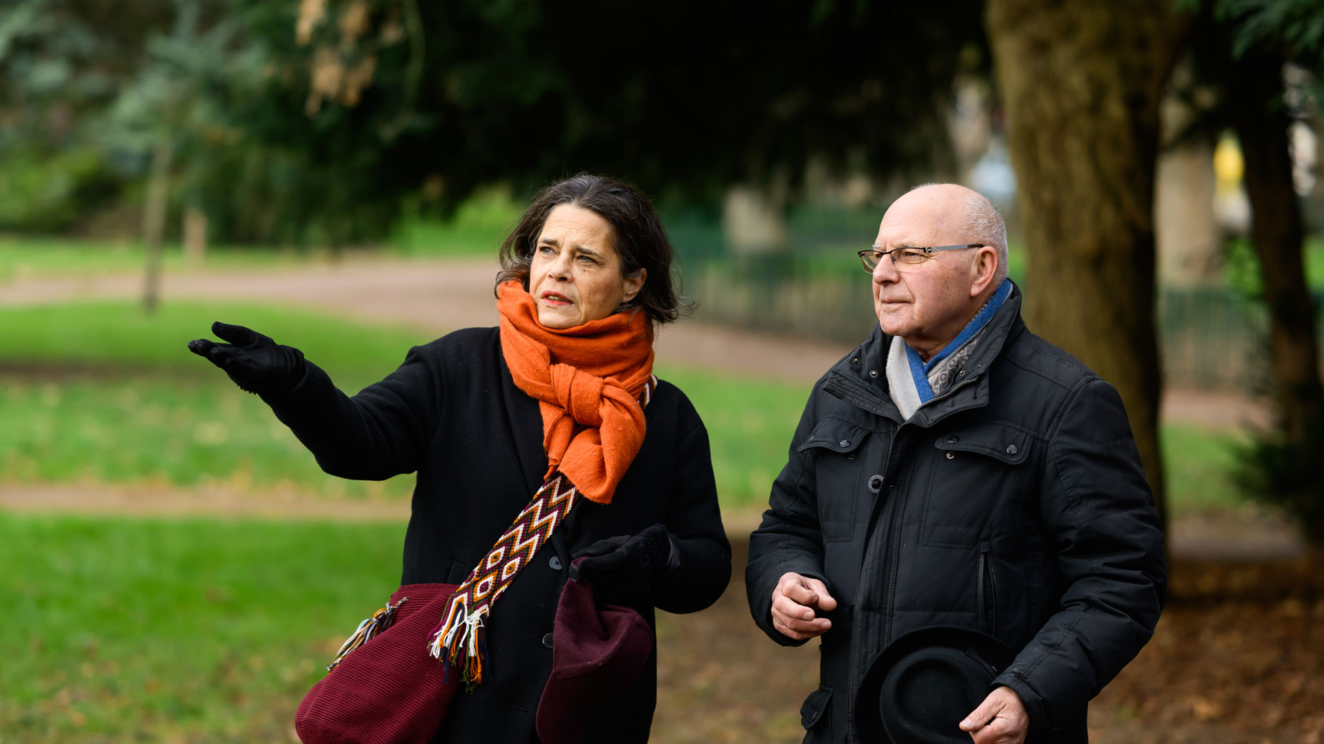 Maria Jebli-Chedeville et Michel Cohu dans le jardin d'horticulture à Chartres, examinant la végétation