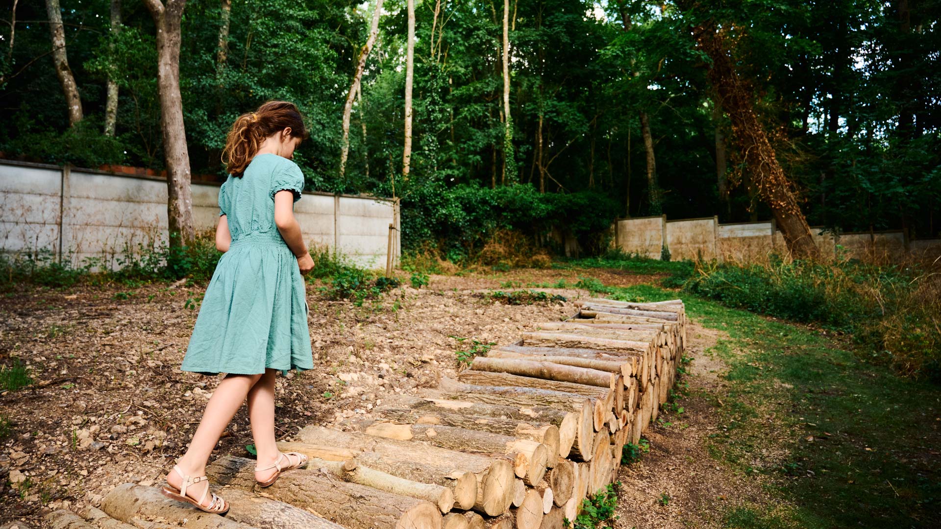 Le Rigeard : promenons-nous dans les bois Un aménagement réalisé avec des rondins au Rigeard