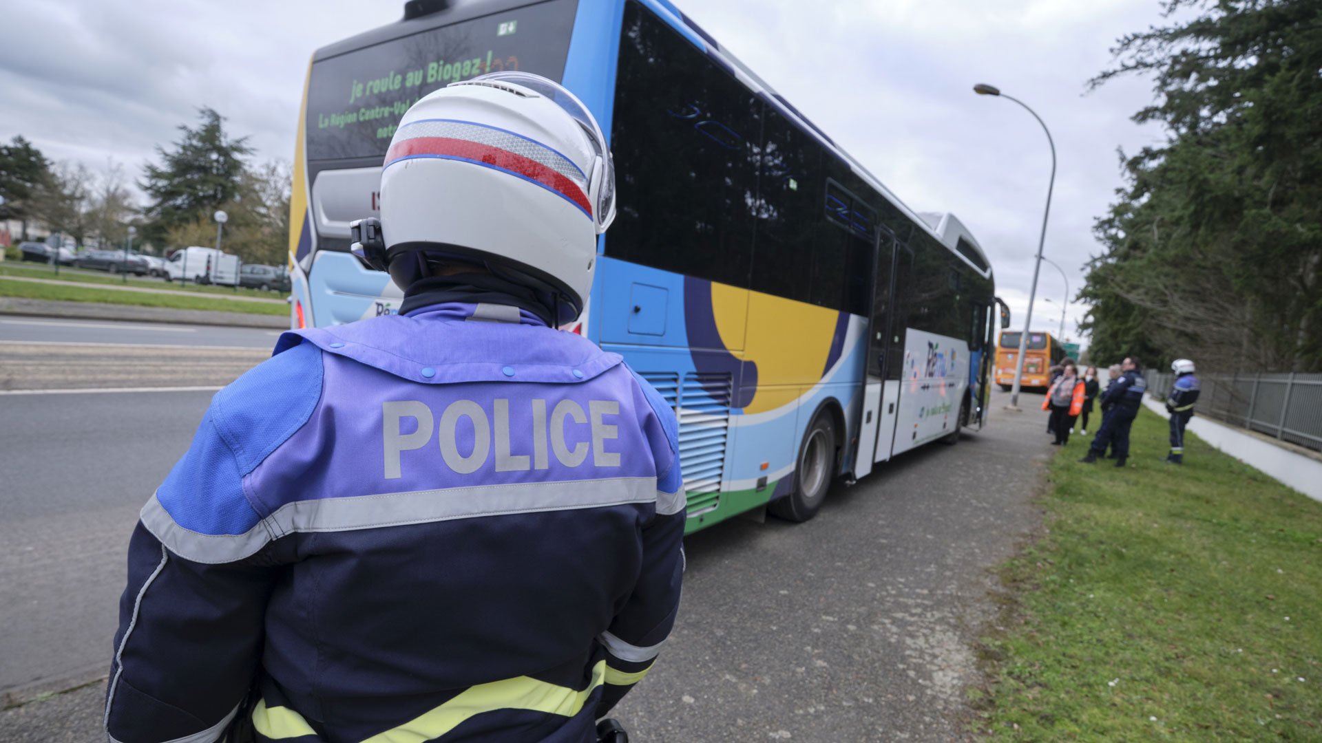 Policer observant la circulation dans un rue