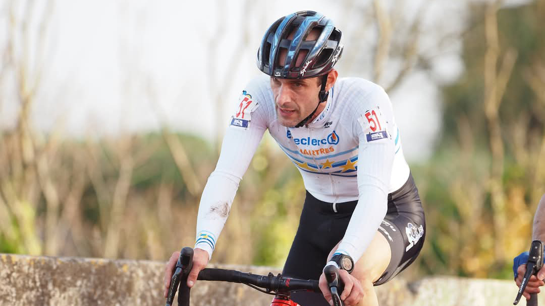 Valentin Crosnier en pleine course sur son vélo