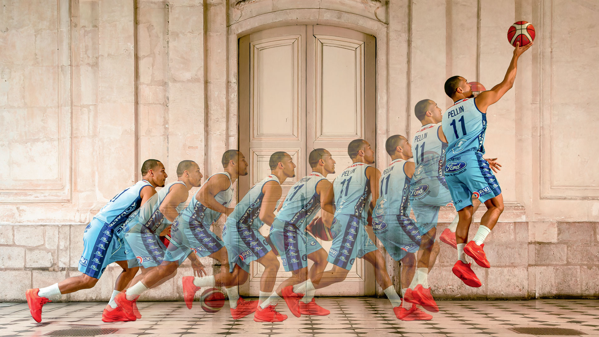 Exemple de chronophotographie avec un mouvement décomposé d'un joueur de basket