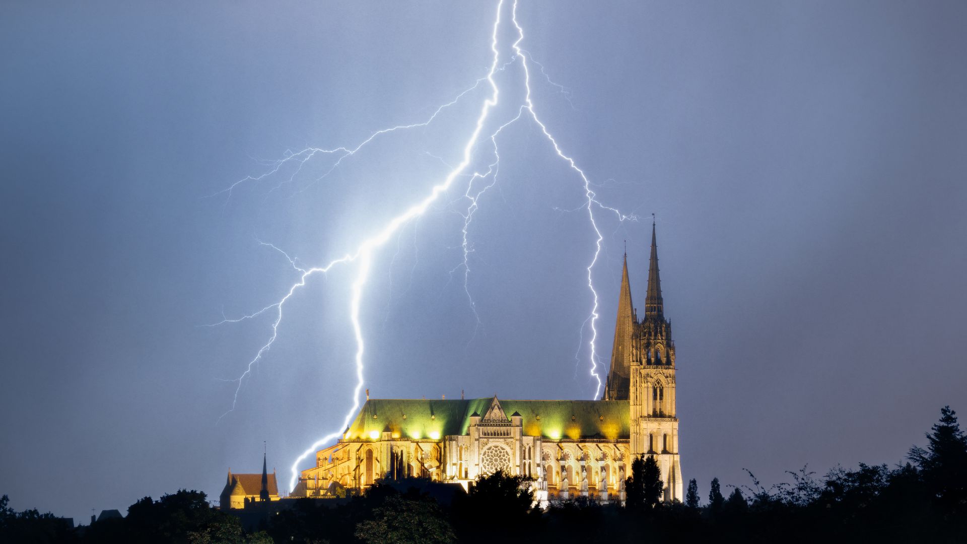 Vue sur la cathédrale de Chartres à la tombée de la nuit sous l'orage - crédit photo Xavier Delorme Chartres Objectif