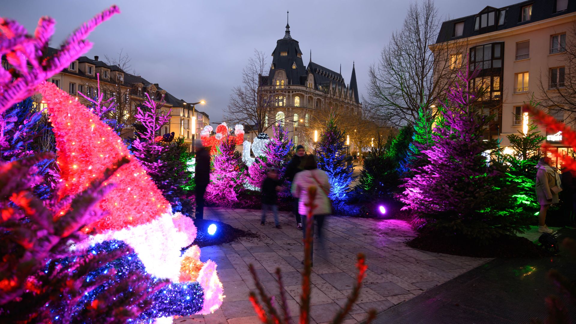 Illuminations de Noël devant la médiathèque de Chartres, sapins et père Noël lumineux