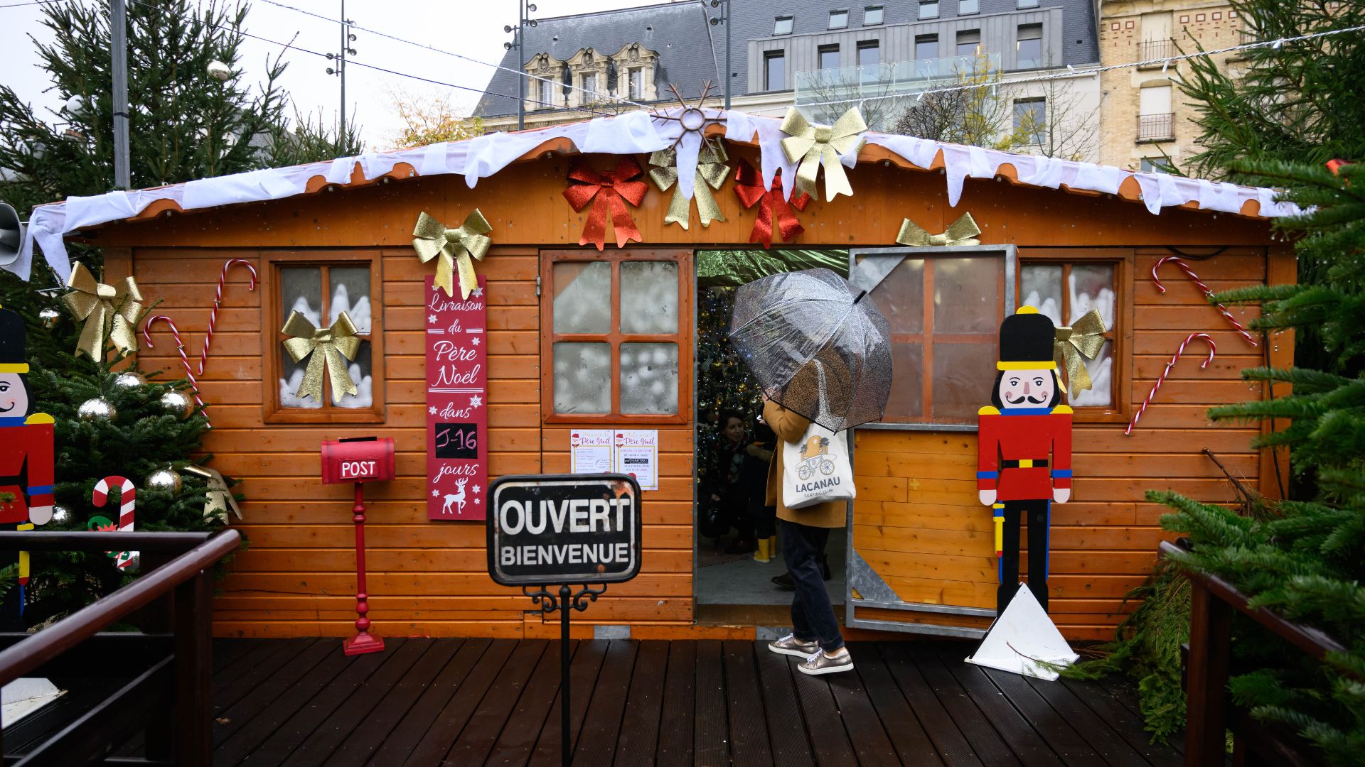 Chalet du père Noël au marché de Noël de Chartres